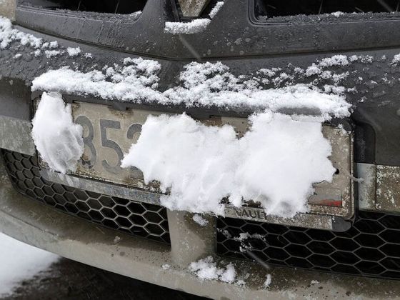 Залепить номер автомобиля снегом – получить лишение прав